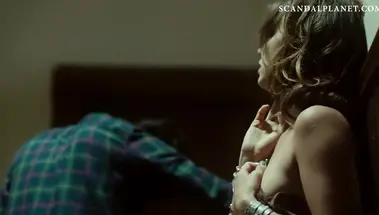 Красивый перепихон Стеллы Маив в одежде на лестничной клетке из фильма