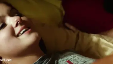 Ariel Winter в трусиках нежится в постели с бородачом