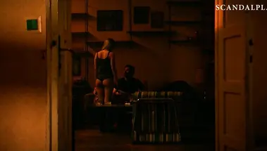 Дженнифер Лоуренс стонет, трахая парня на диване в «Красном воробье»