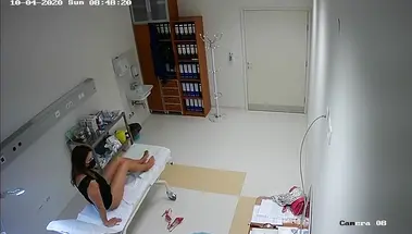 Доктор осматривает жопу пациентки в кабинете проктолога на скрытку