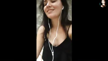 Русская няшка крупным планом показывает киску пикаперу по скайпу