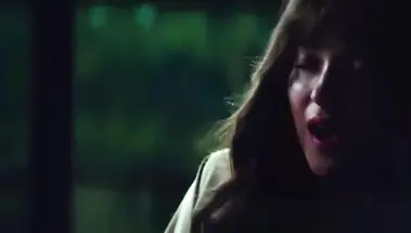 Dakota Johnson трахнута на столе после облизывания киски в мороженом