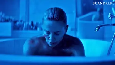 Голая атомная блондинка Шарлиз Терон принимает ванну