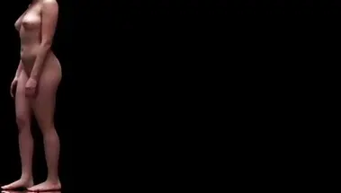 Голая брюнетка Скарлетт Йоханссон ходит голая в темной комнате