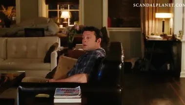 Голая Дженнифер Энистон дефилирует, дразня попкой бывшего мужа