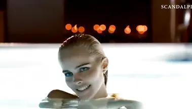 Карл Урбан лижется с голой Изабель Лукас в бассейне в фильме «Лофт»