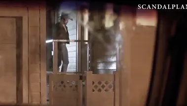 Блондинка Мэгги Грейс чувственно трахается в фильме «Запах дождя и молнии»