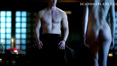 Юэль Киннаман трахает стоя голую Кристин Леман в сериале