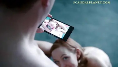 Парень снимает на телефон минет от Луизы Краузе в «Девушке по вызову»