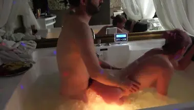 Русская сосалка трахается раком в джакузи в турецком отеле