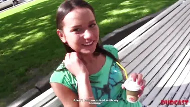 Снял на улице москвичку и чпокнул ее на порно пробах