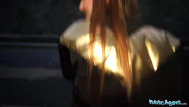 Трах на улице за деньги красивой украинки в юбке