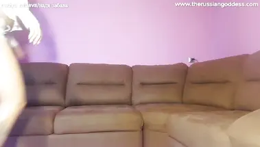 Русская доминаторша дает облизать зрителю кончу с туфель со словесным унижением