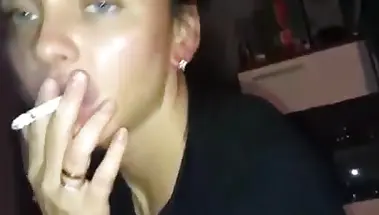 Брюнетка бросает курить, заменяя сигарету хуем во рту