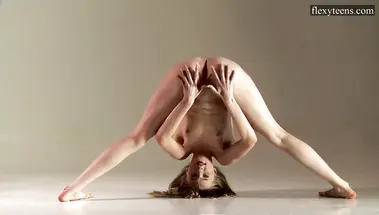 Голая российская гимнастка в мостике пиздой к камере