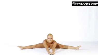 Гуттаперчевая блонда из Питера на шпагате голышом