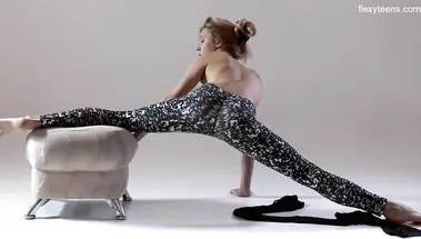 Шпагат на весу голой фитоняшки из Москвы между пуфами