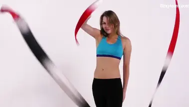 Голая Кира Цукерман кувыркается и показывает пизду в шпагате