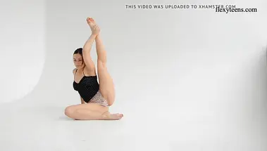 Акробатическое йога в эротическом соло голой Даши Лопуховой