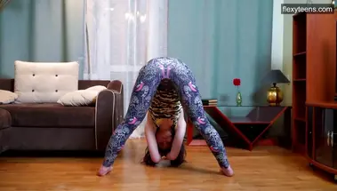 Узкая пизда на показ: русская гимнастка тренируется перед камерой