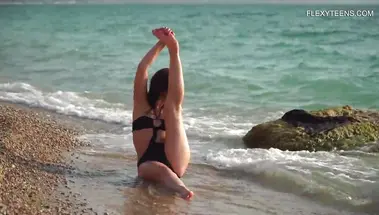 Украинская гимнастка снимает купальник и раздвигает ноги на пляже