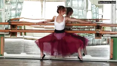 Эротика русской балерины в юбке с позированием голышом на пианино