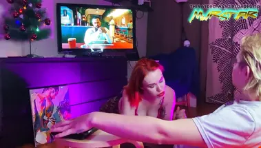 Питерская губошлепка сочно отсосала хуй геймеру блондину в канун Нового года