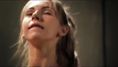 Москвичка анально объездила привязанного к стулу парня после натирания пиздой