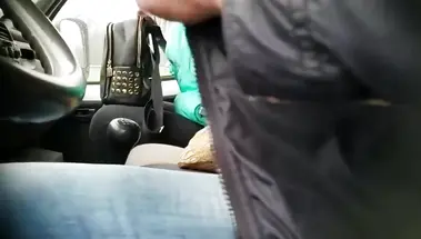 Светленькая шмара отсасывает дальнобойщику в гандоне за тысячу рублей