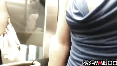 Модель с улицы оказалась насаженной на хуй фотографа в миссионерской позе