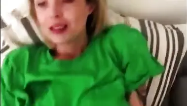 Замужняя потаскуха сосет хуй любовнику, передавая привет рогоносцу