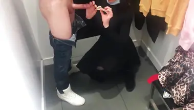 Губастая продавщица сосет и трахается с клиентом в гандоне в примерочной