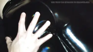 Фетишист кончил на латексную попку, потершись о задницу в штанах