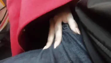 Пассажирка скрытно дрочит и посасывает хуй в самолете