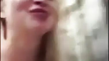 Светленькая сексвайф полощет горло кончой любовника