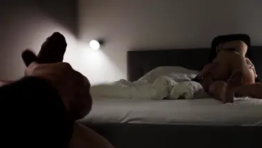 Куколд онанист кончил, наблюдая за еблей сексвайф с хахалем до кремпая