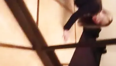 Хахаль дрючит белокурую сексвайф раком в коридоре с зеркалами