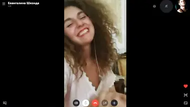 Кудрявая русская стримерша ебет все дырки морковкой перед пикапером