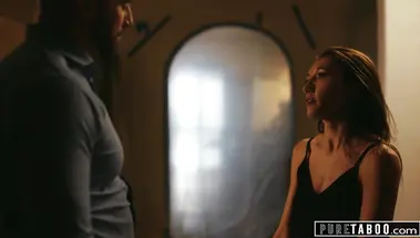 Босс выебал в рот и набухшую пизду плоскогрудую сотрудницу