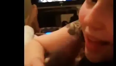 Гулящая жена сосет черный хуй, разговаривая с мужем по телефону