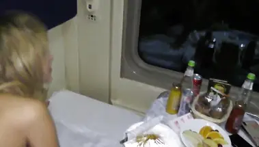 Блондинка сосет в туалете поезда и чпокается до кремпая в купе