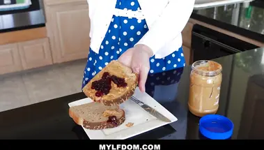 Бизнесмен наказал домработницу за испорченные бутерброды жестким сексом