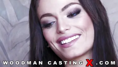 Француженка с нарощенными ресницами делает все, что прикажет Вудман на кастинге