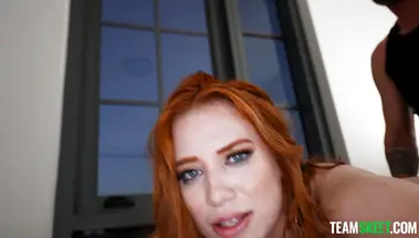 Вафлит в рот и ебет на кровати рыжую Мэдисон Морган