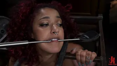 БДСМ анал с жопастой Дэйзи Дукати, сидящей в клетке