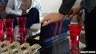 Китаянка Лулу Чу уединилась с парнем на вечеринке, чтобы потрахаться