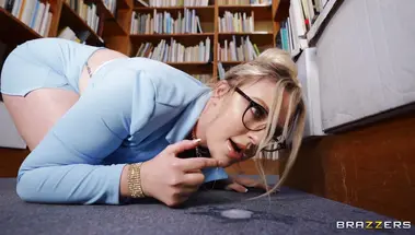 Извращенная милфа-библиотекарь трахается с парочкой молодых ребят