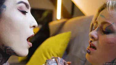 Неформальные лесби занялись анальным сексом со страпоном