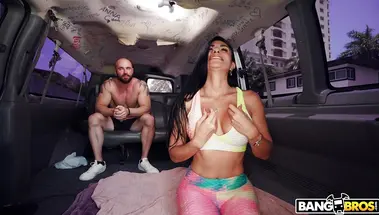 Опасные танцы на члене в движущемся микроавтобусе