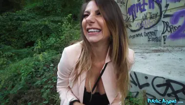 Зрелая телка Лили Верони трахается в лесу с черным пикапером